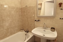Val Thorens | Les Cimes De Caron - CC2206 - badkamer met badkuip en wastafel